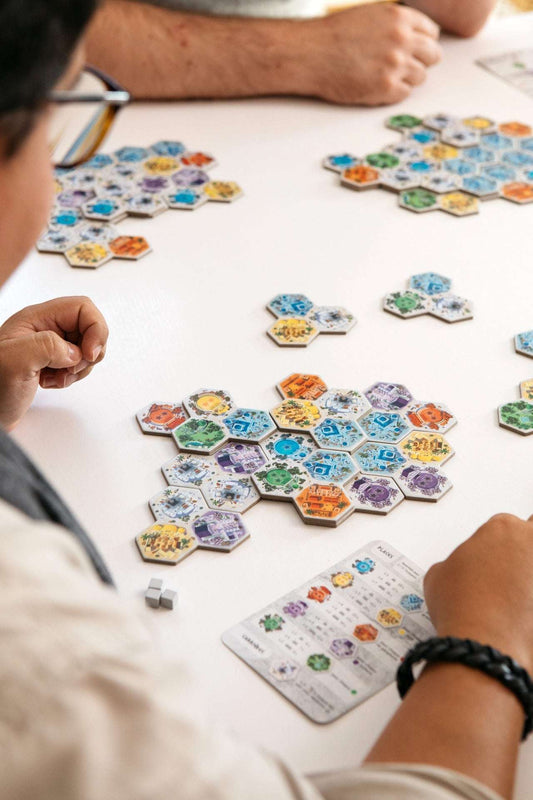 Akropolis Board Game by GIGAMIC - playing

